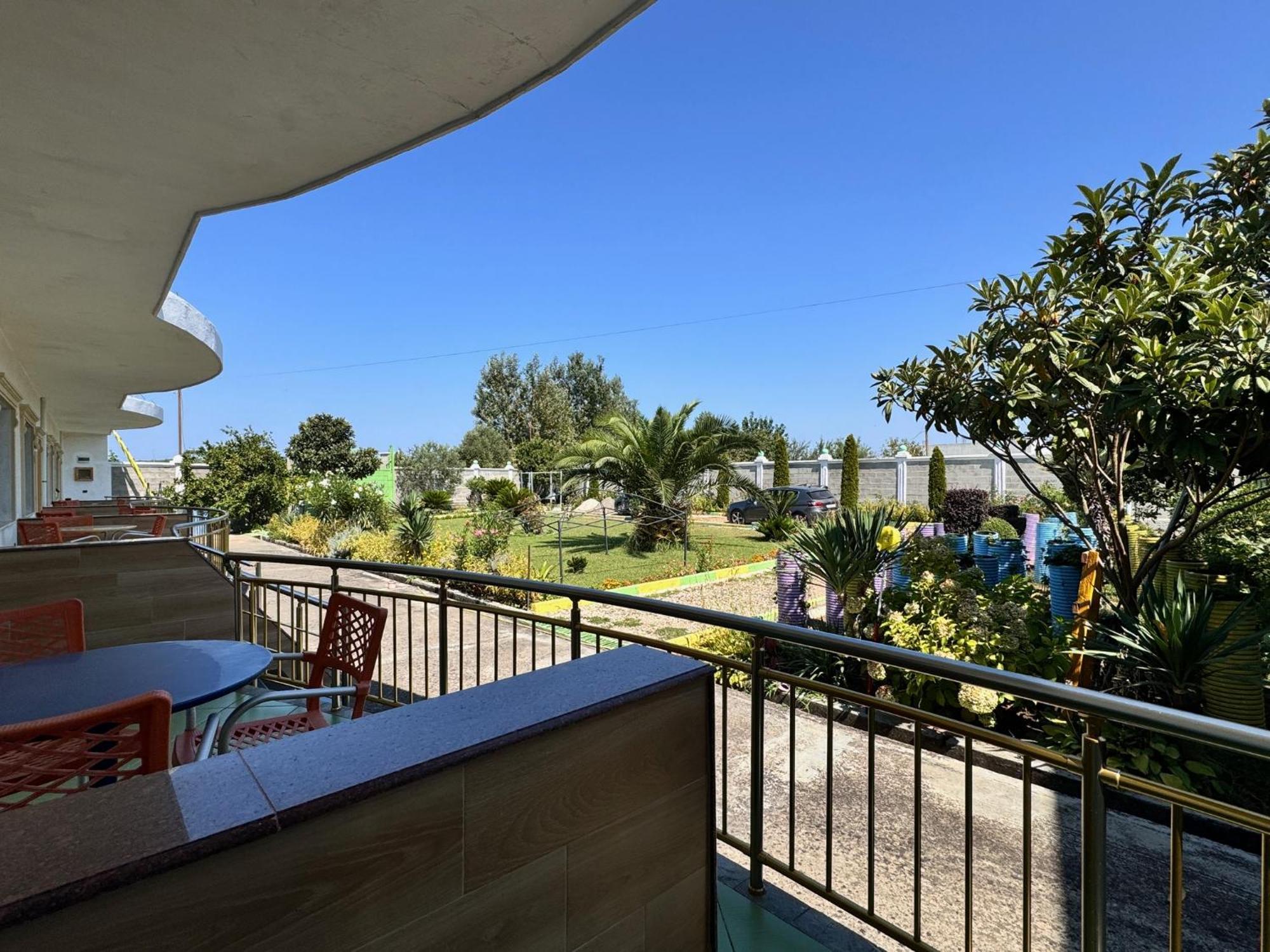 Ponari Apartments Rrotull Bagian luar foto